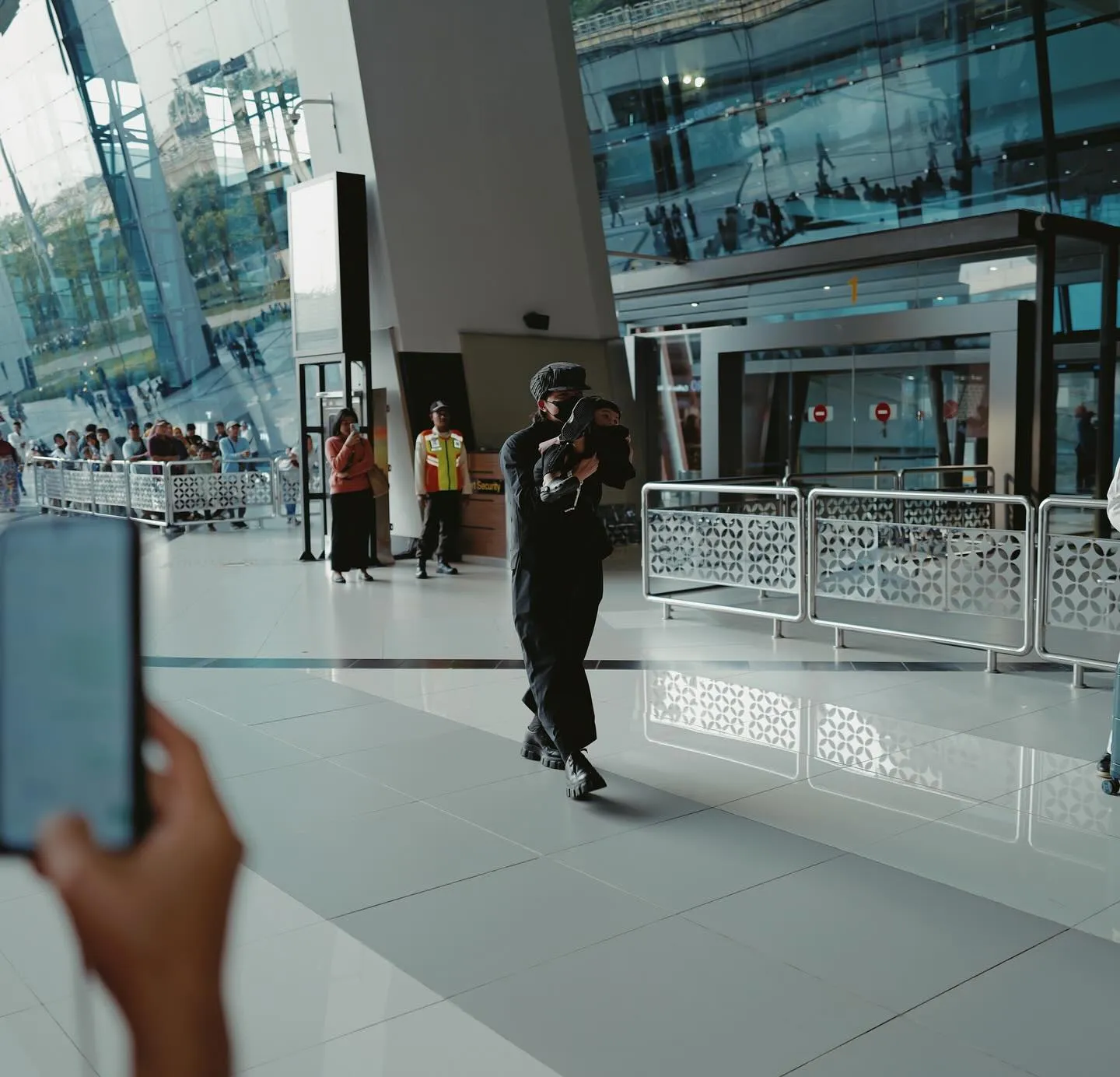 Potret Ameena peluk erat Atta Halilintar (credit: Instagram.com/attahalilintar/)