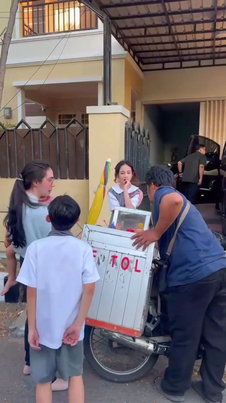 Potret anak-anak Arumi Bachsin jajan bakso (credit: Instagram.com/arumibachsin_94/)