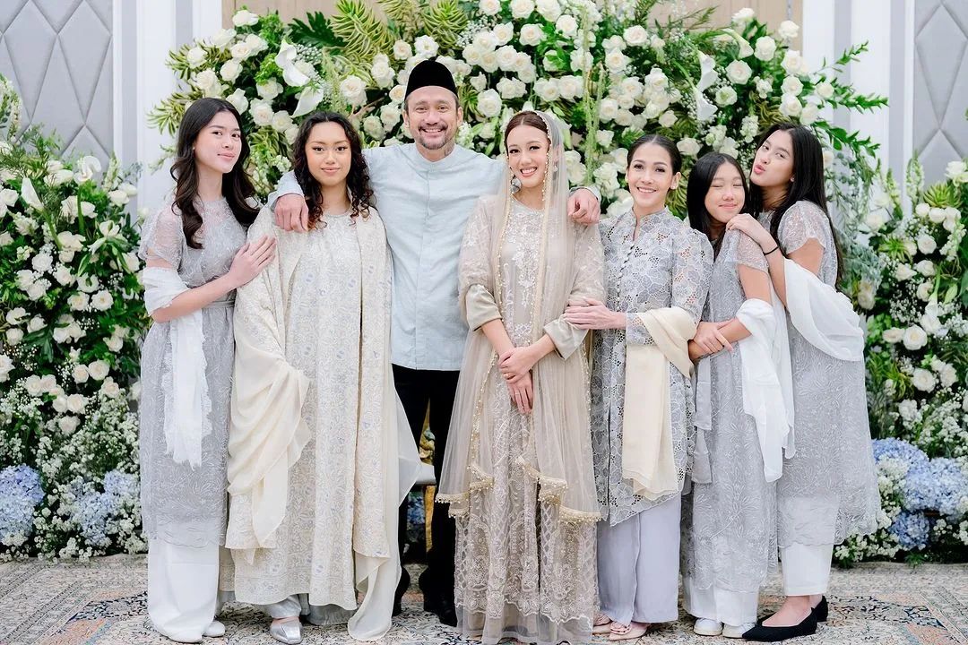Penampilan kompak keempat anak Tora Sudiro di pengajian pernikahan kakak (credit: Instagram.com/t_orasudi_ro/@deaantys)