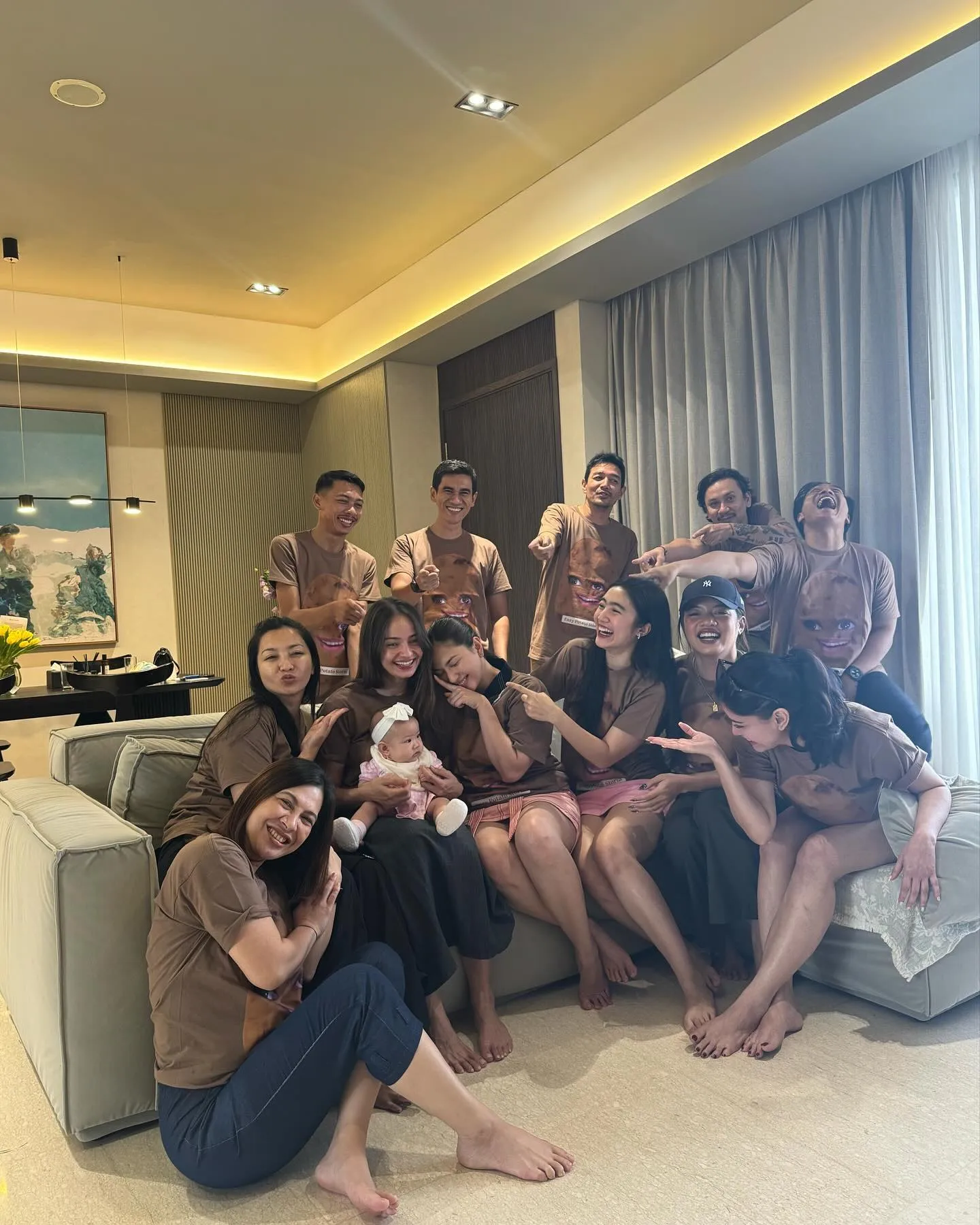 Potret akrab  Enzy Storia dan sahabat (credit: Instagram.com/enzystoria/)