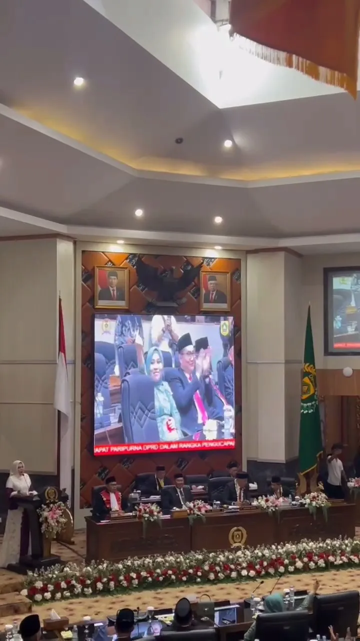 Potret ibu sambung Verrell Bramasta baru saja dilantik sebagai anggota DPRD (credit: Instagram.com/nyaisarni2/)