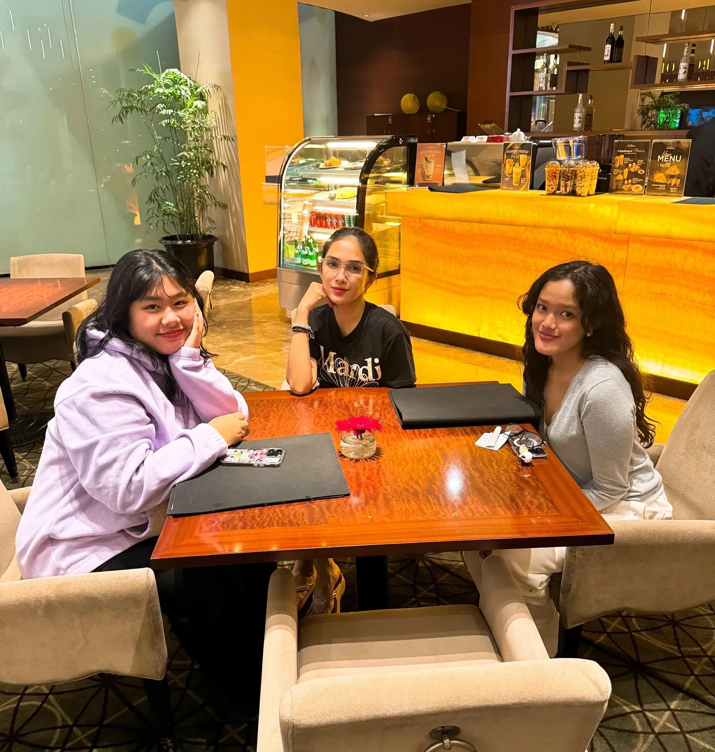 Potret Ussy Sulistiawaty dan anak bak besitie satu circle (credit: Instagram.com/ussypratama/)