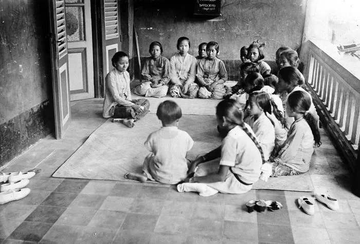 Potret Ibu Soerjoadipoetro berbincang-bincang dengan beberapa siswi Taman Siswa Bandung (credit: Wikipedia)