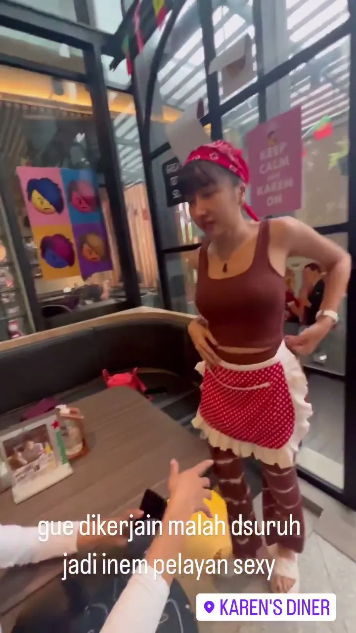Lengkap Pakai Kostum ala Karen's Diner