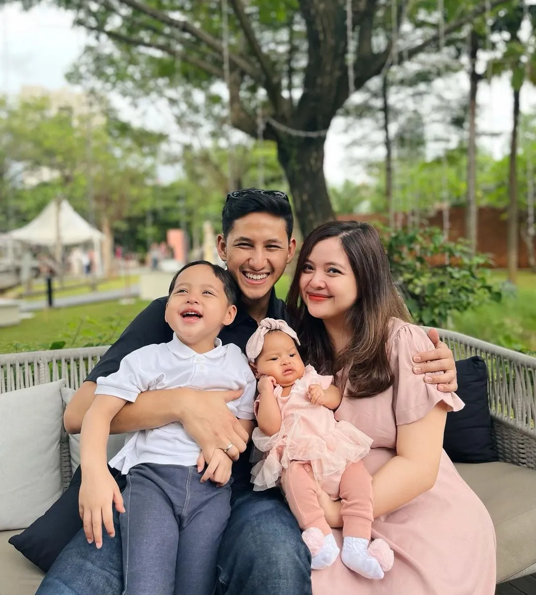 Tasya Kamila dan Randi Bachtiar bersama 2 anak (credit: Instagram.com/randibachtiar/)
