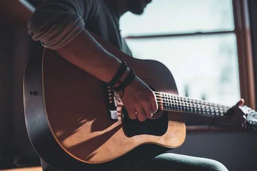 Gitar. (foto: Pinterest/Merca2.0).