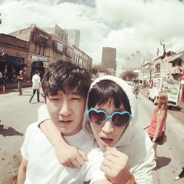 Kacamata nyentrik yang dipakai Tablo di tengah jalan di Texas sangat menarik perhatian ©instagram/blobyblo
