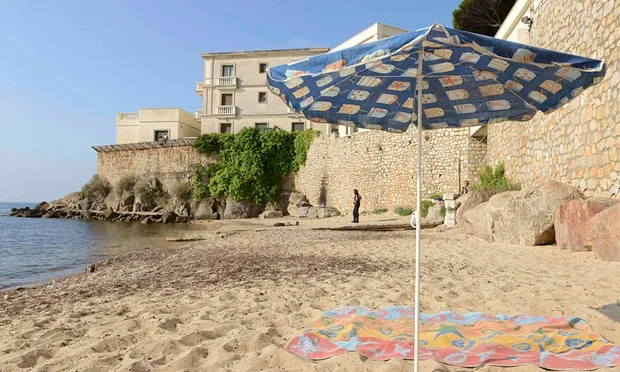 Pantai Mirandole, yang jadi jujugan wisata Raja Salman dengan menutupnya dari akses publik pada tahun 2015 lalu © The Guardian