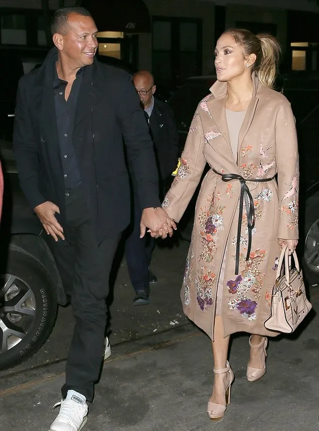 Alex dan J-Lo kencan di New York © via dailymail.co.uk