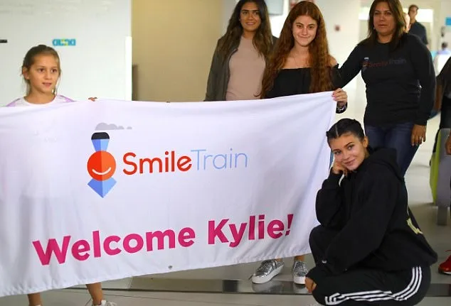 Kunjungan Kylie dan Kris atas nama Train Smile © via dailymail.co.uk