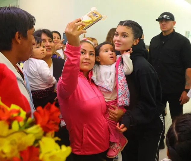 Kylie tampak membaur dengan keluarga dan pasien di sana © Splashnews via dailymail.co.uk