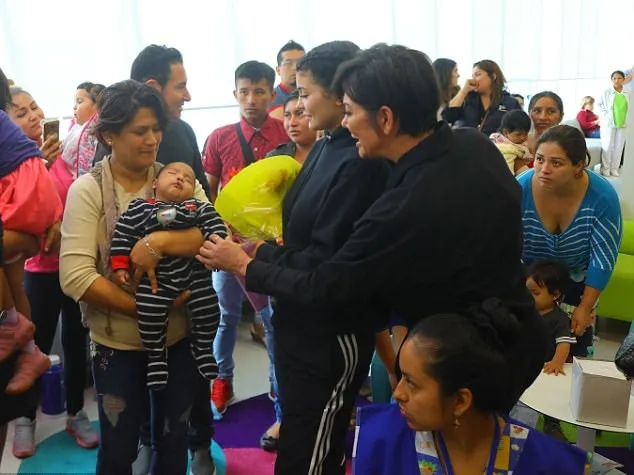 Kylie dan Kris Jenner kunjungi rumah sakit di Peru © Splashnews via dailymail.co.uk