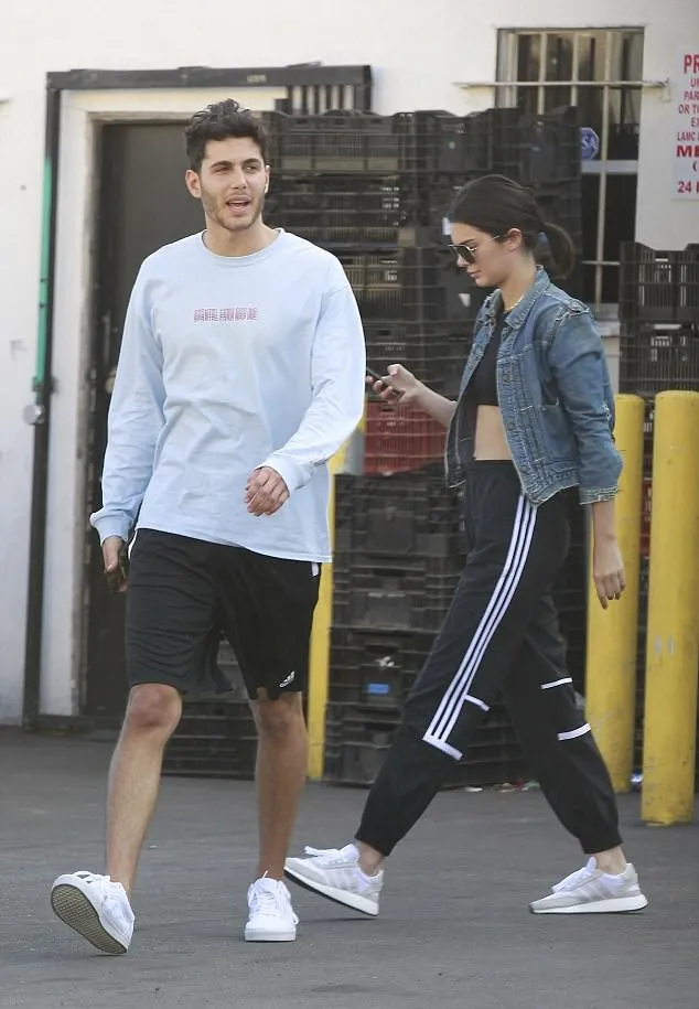 Kendall dan Fai tampil casual © via dialymail.co.uk