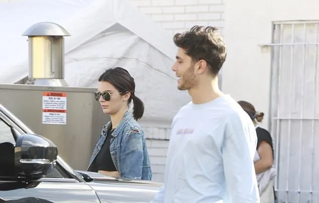 Kendall Jenner tertangkap kamera menghabiskan waktu bersama pria tampan © via dialymail.co.uk