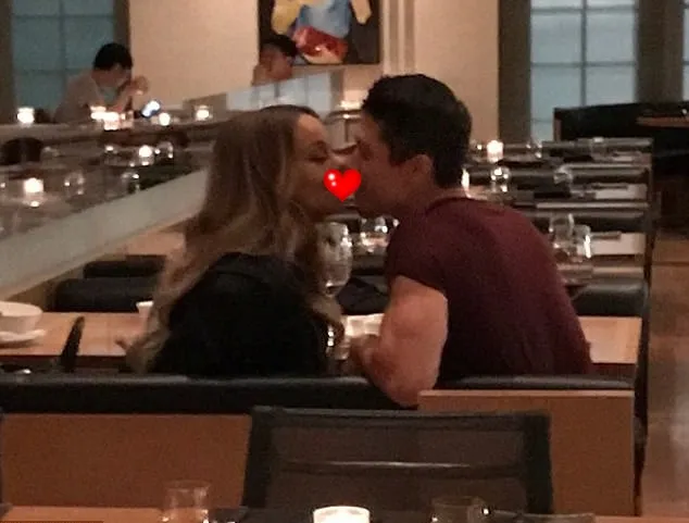 Mariah dan Bryan tertangkap kamera berciuman © via dialymail.co.uk