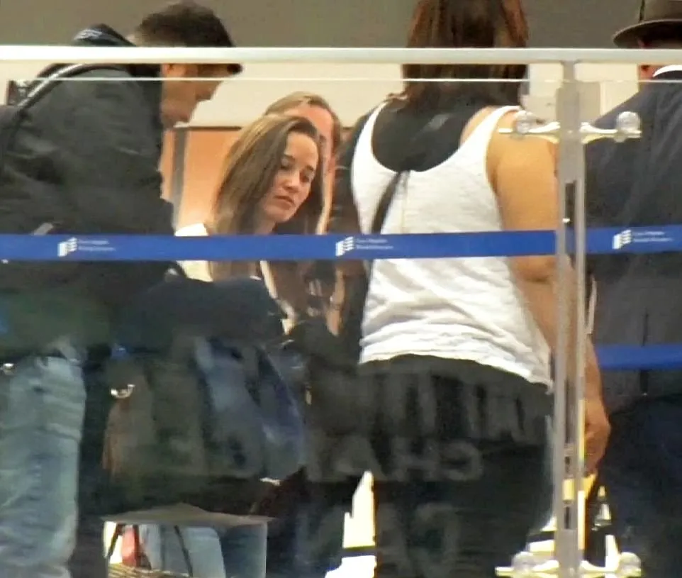 Pippa Middleton terlihat lelah saat berada di bandara © via dailymail.co.uk