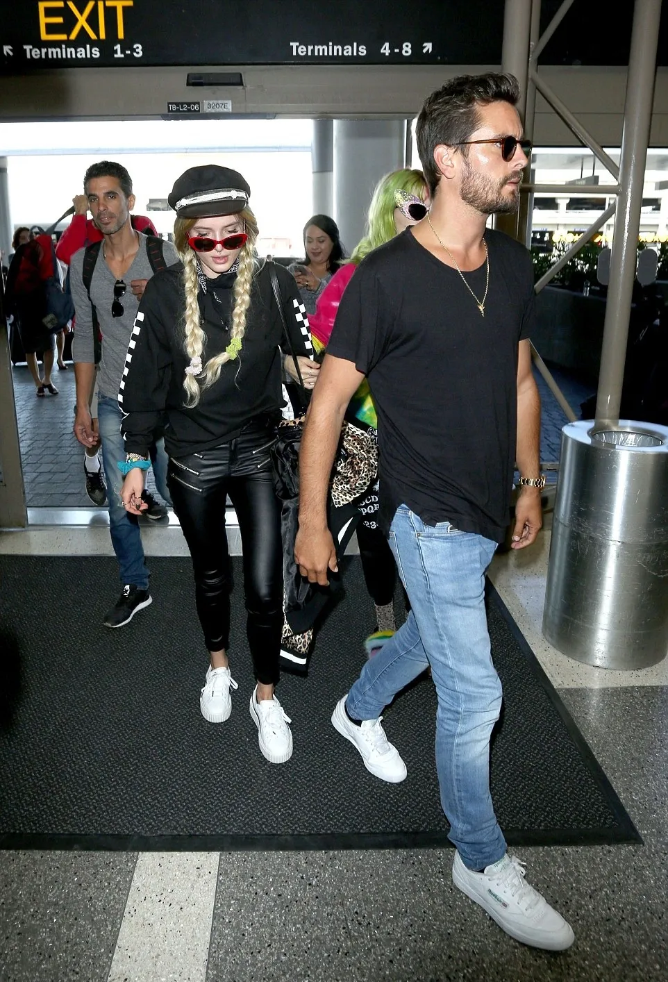 Scott Disick dan Bella Thorne tertangkap kamera di bandara © via dailymail.co.uk