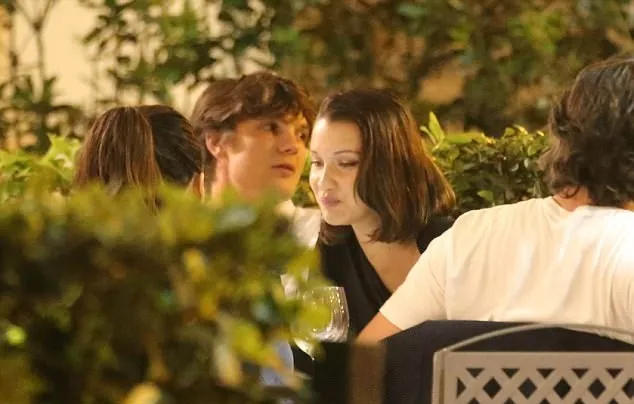 Bella dinner bersama rekan-rekannya © via dialymail.co.uk