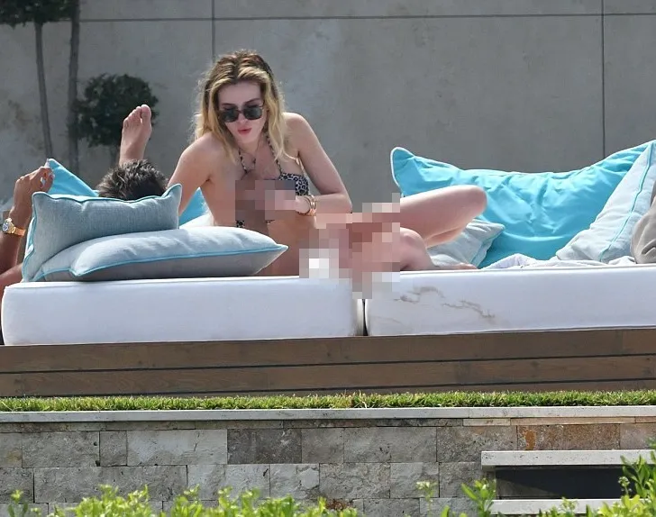 Scott dan Bella terlihat mesra saat liburan di Cannes © via dailymail.co.uk