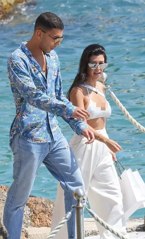 Kourtney dan brondongnya juga mesra di Cannes © via dialymail.co.uk
