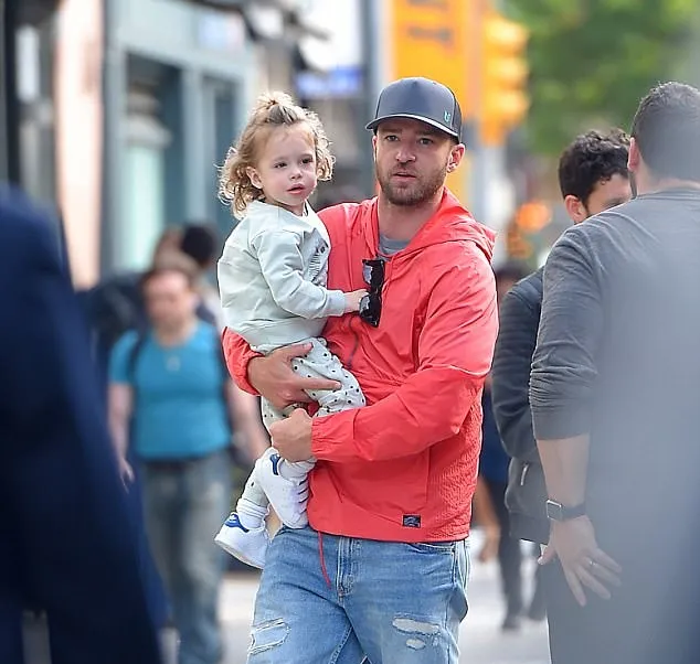 Justin Timberlake gendong buah hatinya © via dailymail.co.uk