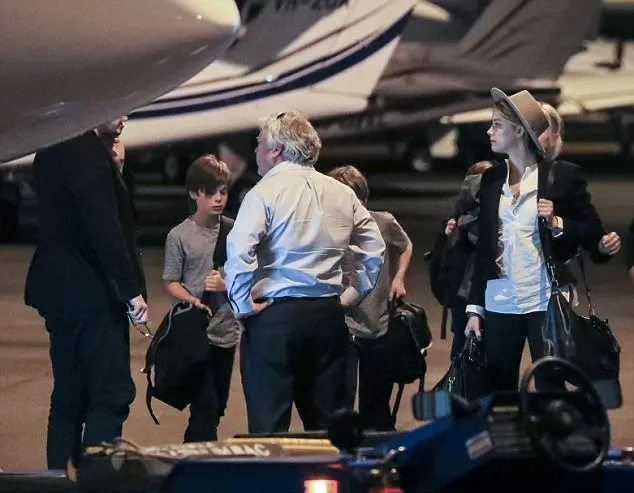 Amber dan Elon kembali tertangkap kamera di bandara © vai dailymail.co.uk