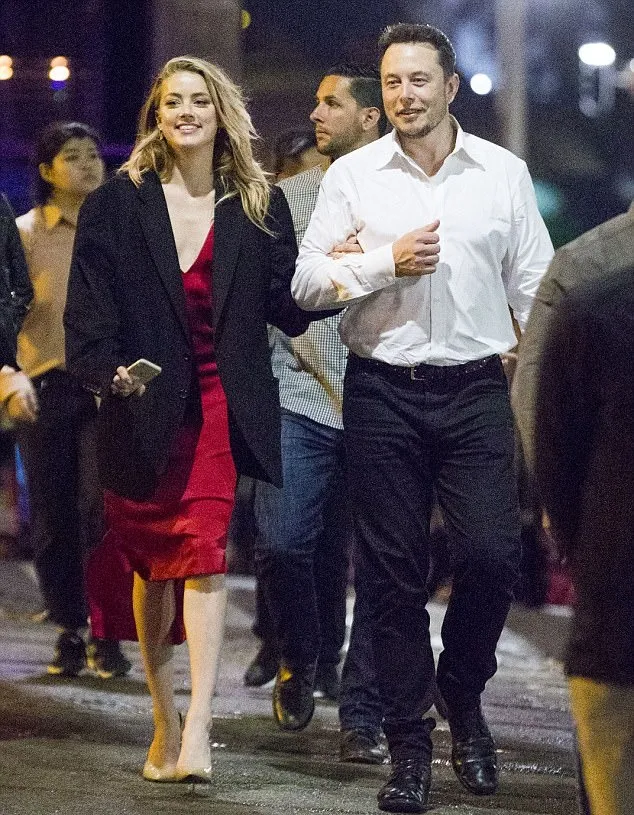 Elon rela kedinginan demi Amber © via dailymail.co.uk