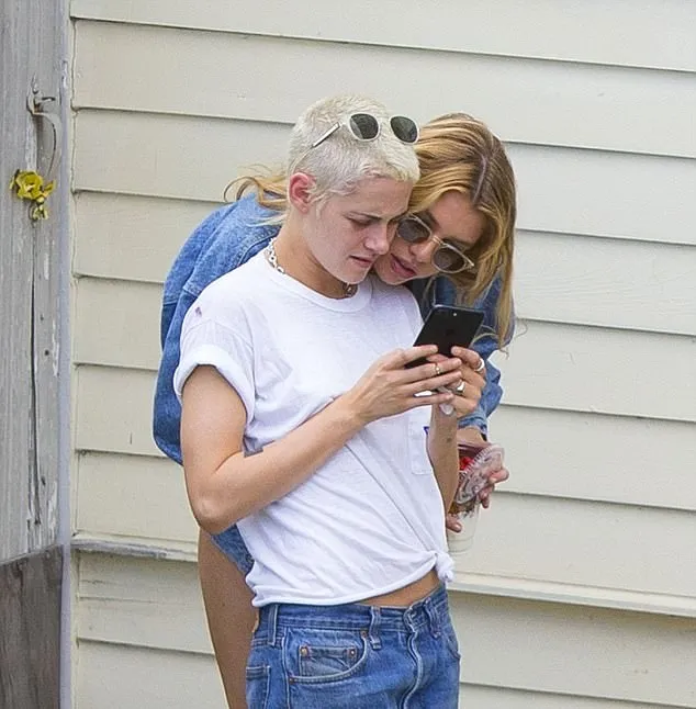 Kristen Stewart dan Stella terlihat so sweet © via dialymail.co.uk