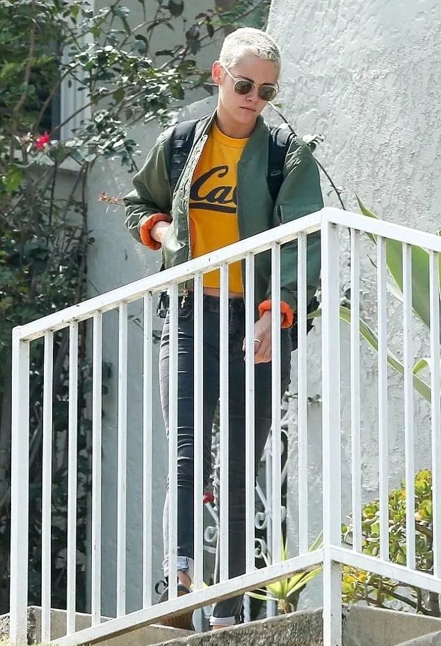 Kristen Stewart tertangkap kamera keluar dari rumah mantan © via dailymail.co.uk
