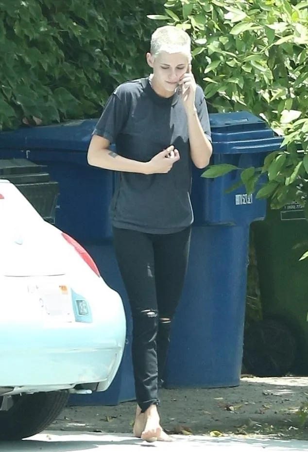 Kristen Stewart tertangkap kamera lagi menelepon tanpa pakai alas kaki © via dailymail.co.uk