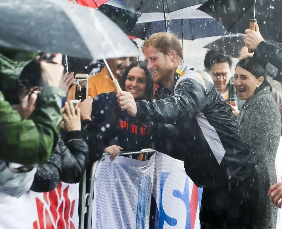 Pangeran Harry berfoto dan menyapa para penggemarnya di Sydney © via dialymail.co.uk