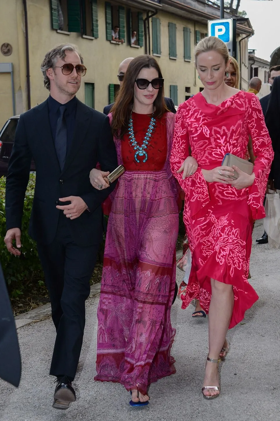 Adam Shulman, Anne Hathaway, dan Emily Blunt datang bareng di pernikahan Jessica Chastain © via dailymail.co.uk