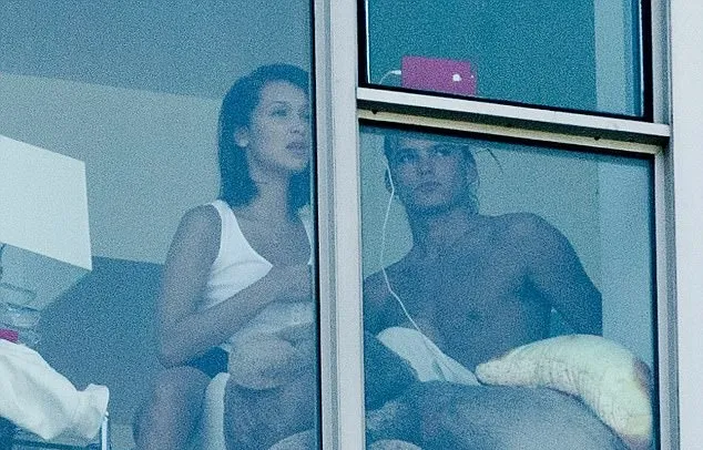 Bella Hadid dan Jordan Barrett tertangkap kamera bersama © via The Sun