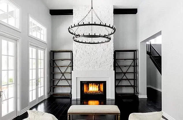 Interior rumah didominasi warna hitam dan putih © via Ellen Decor