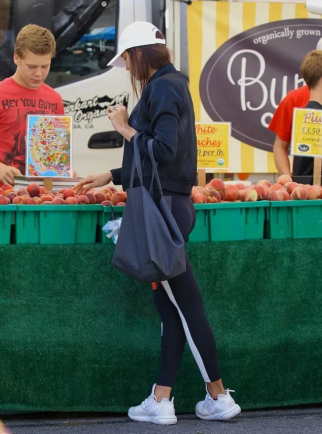 Irina Shayk tertangkap kamera di pasar © via dialymail.co.uk