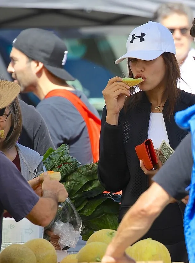 Irina berbelanja buah di pasar mengenakan outfit sporty © via dialymail.co.uk