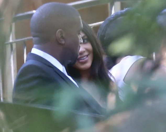 Kimye ketahuan saling pandang © dailymail.co.uk