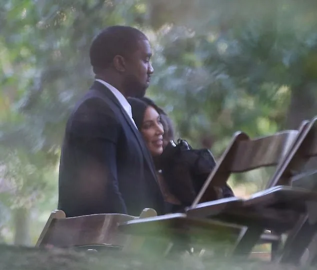Kimye tampil kompak dengan mengenakan outfit hitam © via dialymail.co.uk