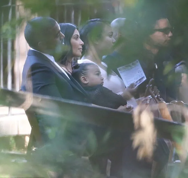 Kim dan Kanye juga membawa North West © via dailymail.co.uk
