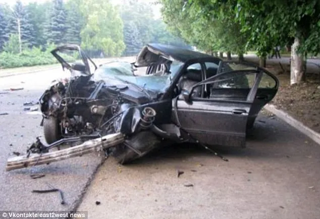 Mobil BMW yang ditumpangi oleh si Ratu Kecantikan dan rekan ini remuk menghantam lampu jalan © Daily Mail