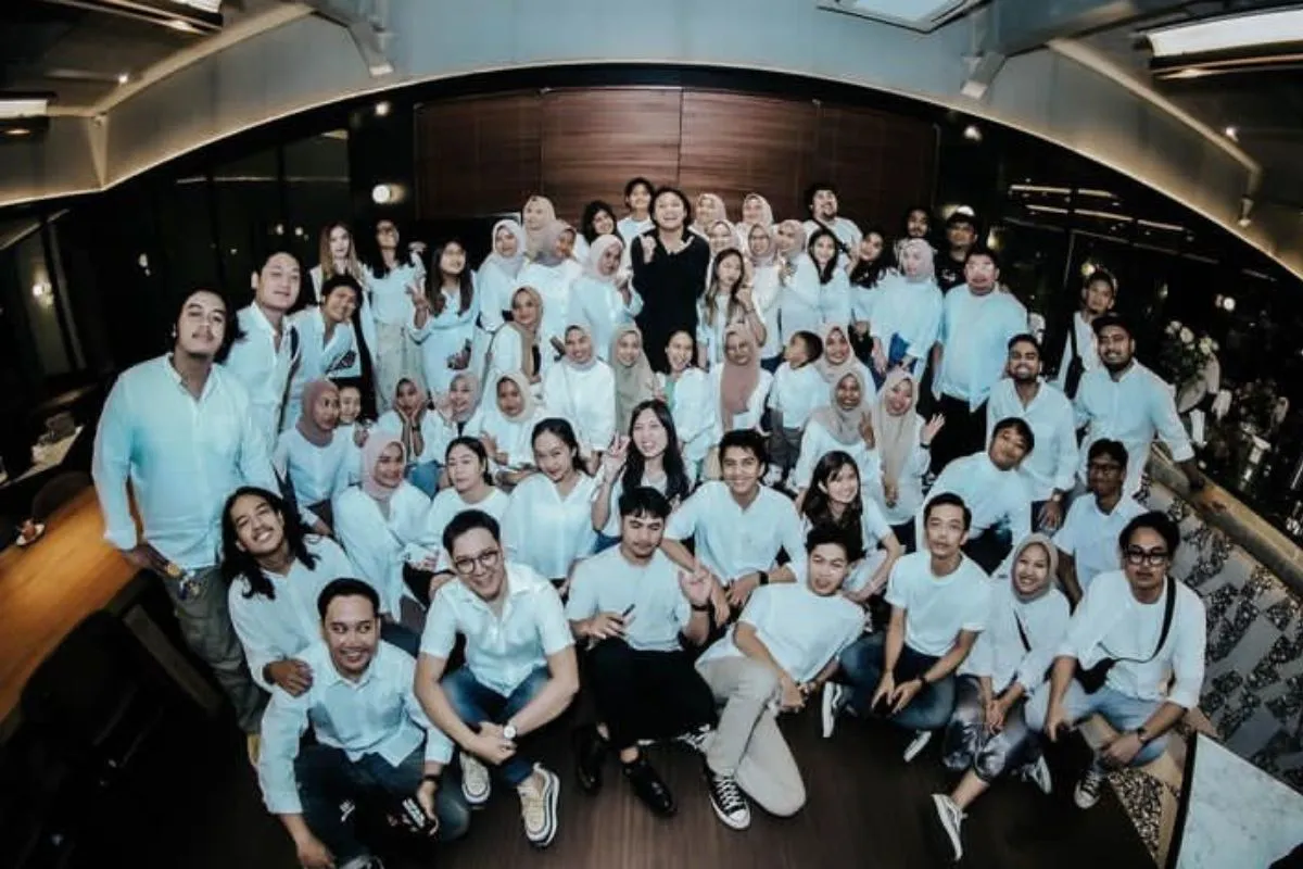 Berbeda dengan Rizky Febian yang memilih menunggu berbuka puasa dengan tim musik dan penggemarnya - (instagram.com/rizkyfbian)