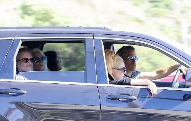 Keluarga Gaga dan Christian naik mobil yang sama © via dailymail.co.uk