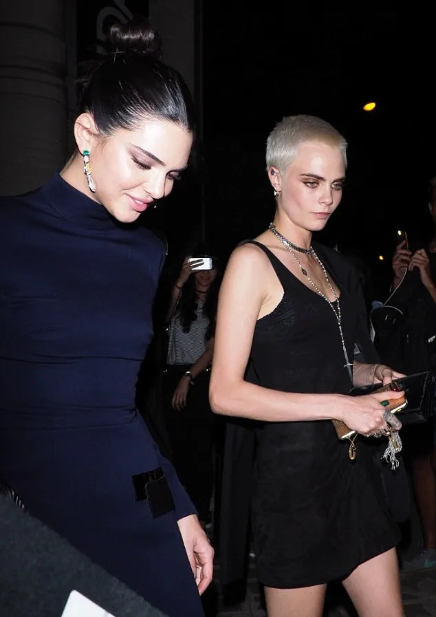 Cara dan Kendall terlihat happy saat meninggalkan venue © via dailymail.co.uk