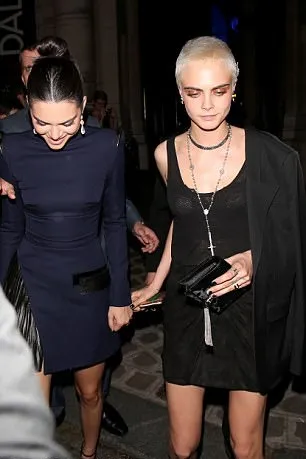 Cara dan Kendall tampil kompak dengan mini dress © via dailymail.co.uk