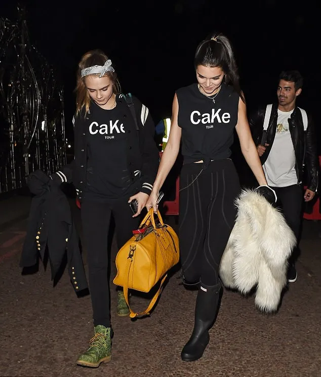 Persahabatan Kendall dan Cara sudah terjalin cukup lama © via dialymail.co.uk