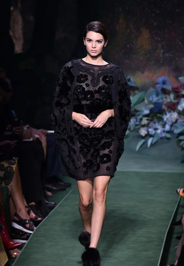 Kendall tampil elegan di fashion show Fendi © Just Jared