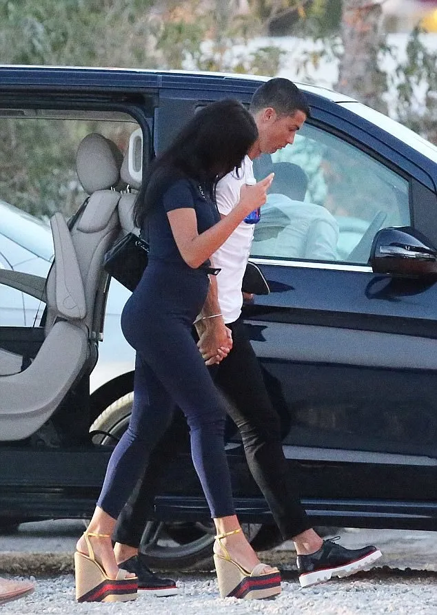 Ronaldo dan Georgina gandengan tangan saat di Ibiza © via dailymail.co.uk