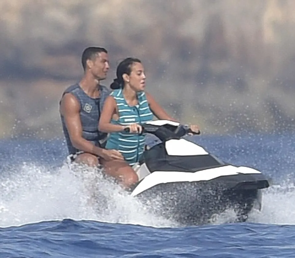 Ronaldo dan Georgina main jet ski © via dialymail.co.uk
