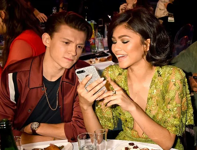 Tom Holland dan Zendaya dikabarkan pacaran © via dailymail.co.uk