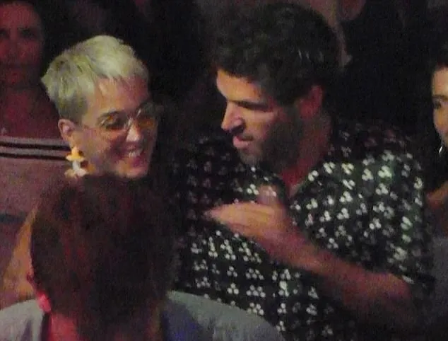 Katy Perry tertangkap kamera party dengan sosok misterus © via dialymail.co.uk
